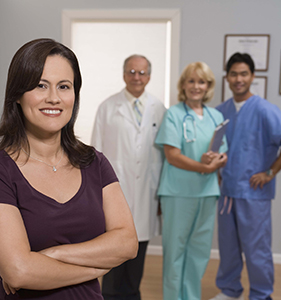 A zocialworker standing in front of a medical team